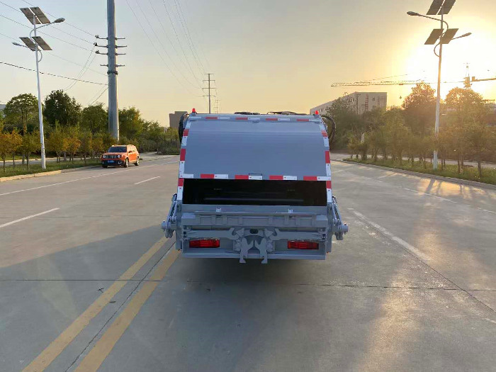 東風(fēng)途逸藍牌壓縮式垃圾車
